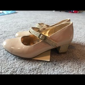 Tan & gold close toed